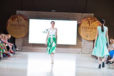 Ternopil, Ukrayna - 20 Mayıs 2018: Podolyany tasarımcıları moda haftası. Andre Tan Atan koleksiyon ilkbahar/yaz 2018-2019 sunu pist modelleri yürümek. 