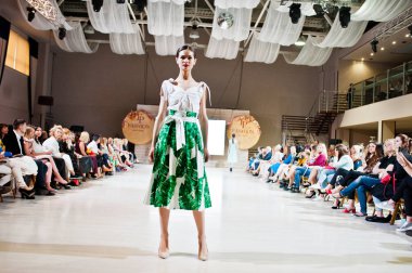 Ternopil, Ukrayna - 20 Mayıs 2018: Podolyany tasarımcıları moda haftası. Andre Tan Atan koleksiyon ilkbahar/yaz 2018-2019 sunu pist modelleri yürümek. 