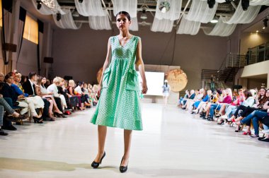 Ternopil, Ukrayna - 20 Mayıs 2018: Podolyany tasarımcıları moda haftası. Andre Tan Atan koleksiyon ilkbahar/yaz 2018-2019 sunu pist modelleri yürümek. 