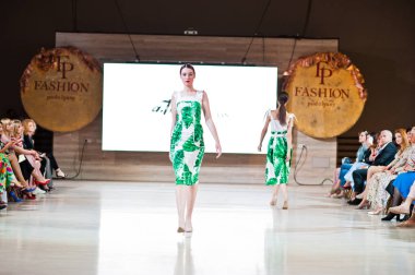 Ternopil, Ukrayna - 20 Mayıs 2018: Podolyany tasarımcıları moda haftası. Andre Tan Atan koleksiyon ilkbahar/yaz 2018-2019 sunu pist modelleri yürümek. 