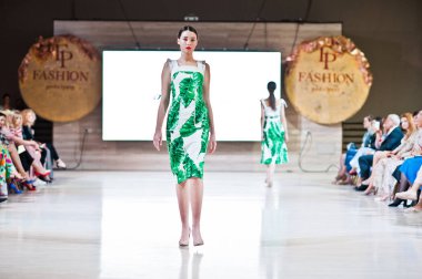 Ternopil, Ukrayna - 20 Mayıs 2018: Podolyany tasarımcıları moda haftası. Andre Tan Atan koleksiyon ilkbahar/yaz 2018-2019 sunu pist modelleri yürümek. 