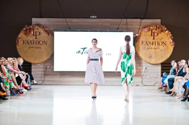 Ternopil, Ukrayna - 20 Mayıs 2018: Podolyany tasarımcıları moda haftası. Andre Tan Atan koleksiyon ilkbahar/yaz 2018-2019 sunu pist modelleri yürümek. 