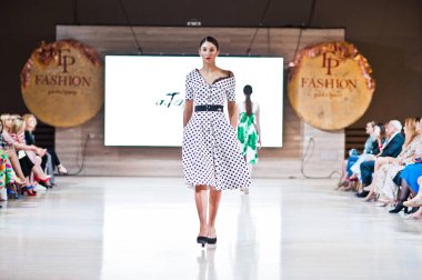 Ternopil, Ukrayna - 20 Mayıs 2018: Podolyany tasarımcıları moda haftası. Andre Tan Atan koleksiyon ilkbahar/yaz 2018-2019 sunu pist modelleri yürümek. 