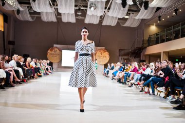 Ternopil, Ukrayna - 20 Mayıs 2018: Podolyany tasarımcıları moda haftası. Andre Tan Atan koleksiyon ilkbahar/yaz 2018-2019 sunu pist modelleri yürümek. 