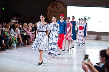 Ternopil, Ukrayna - 20 Mayıs 2018: Podolyany tasarımcıları moda haftası. Andre Tan Atan koleksiyon ilkbahar/yaz 2018-2019 sunu pist modelleri yürümek. 