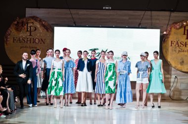 Ternopil, Ukrayna - 20 Mayıs 2018: Podolyany tasarımcıları moda haftası. Andre Tan Atan tasarımcı sunu. 