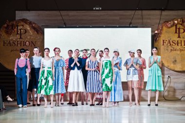 Ternopil, Ukrayna - 20 Mayıs 2018: Podolyany tasarımcıları moda haftası. Andre Tan Atan tasarımcı sunu. 