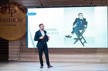 Ternopil, Ukrayna - 20 Mayıs 2018: Podolyany tasarımcıları moda haftası. Andre Tan Atan tasarımcı sunu. 