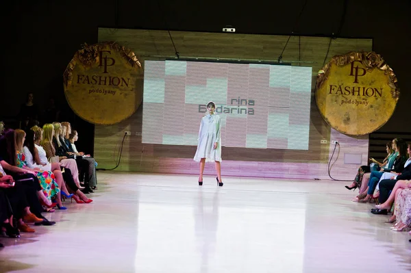Ternopil, Ukrayna - 20 Mayıs 2018: Podolyany tasarımcıları moda haftası. Rina Budarina koleksiyon ilkbahar/yaz 2018-2019 sunu pist modelleri yürümek.