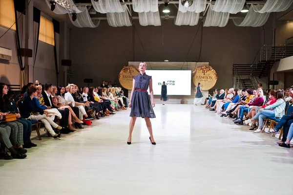 Ternopil Oekraïne Mei 2018 Podolyany Ontwerpers Fashionweek Modellen Lopen Landingsbaan — Stockfoto