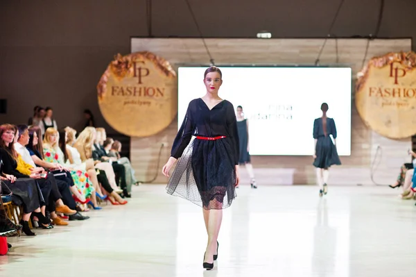 Ternopil, Ukrayna - 20 Mayıs 2018: Podolyany tasarımcıları moda haftası. Rina Budarina koleksiyon ilkbahar/yaz 2018-2019 sunu pist modelleri yürümek.
