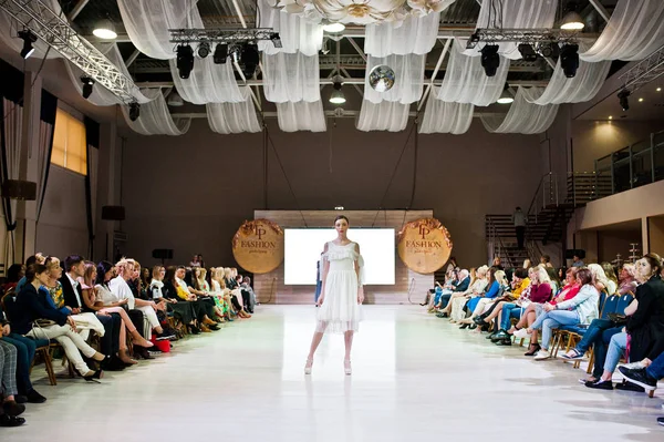 Ternopil, Ukrayna - 20 Mayıs 2018: Podolyany tasarımcıları moda haftası. Rina Budarina koleksiyon ilkbahar/yaz 2018-2019 sunu pist modelleri yürümek.
