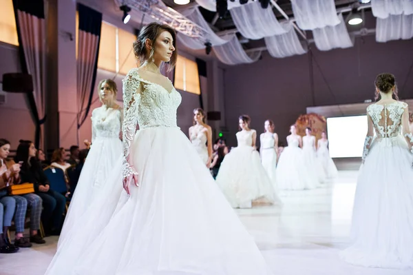 Ternopil, Ukrayna - 20 Mayıs 2018: Podolyany tasarımcıları moda haftası. Modelleri yürümek pist Pollardi gelinlik koleksiyonu ilkbahar/yaz 2018-2019 sunu.