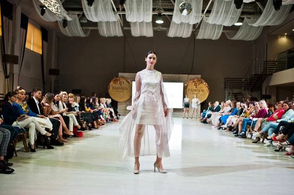 Ternopil, Ukrayna - 20 Mayıs 2018: Podolyany tasarımcıları moda haftası. Anna grubu koleksiyon ilkbahar/yaz 2018-2019 sunu pist modelleri yürümek. 