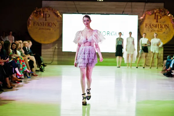 Ternopil, Ukrayna - 20 Mayıs 2018: Podolyany tasarımcıları moda haftası. Anna grubu koleksiyon ilkbahar/yaz 2018-2019 sunu pist modelleri yürümek. 
