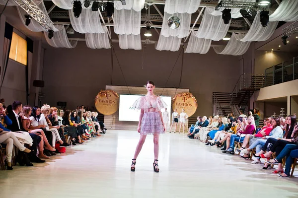 Ternopil, Ukrayna - 20 Mayıs 2018: Podolyany tasarımcıları moda haftası. Anna grubu koleksiyon ilkbahar/yaz 2018-2019 sunu pist modelleri yürümek. 
