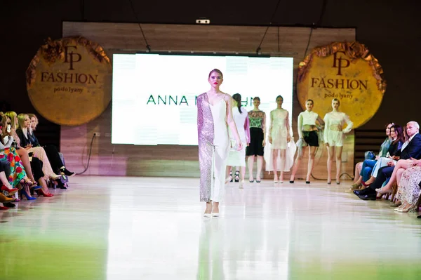 Ternopil, Ukrayna - 20 Mayıs 2018: Podolyany tasarımcıları moda haftası. Anna grubu koleksiyon ilkbahar/yaz 2018-2019 sunu pist modelleri yürümek. 