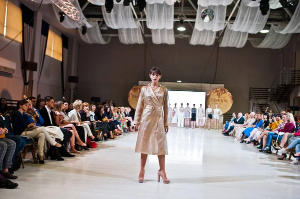 Ternopil, Ukrayna - 20 Mayıs 2018: Podolyany tasarımcıları moda haftası. Anna grubu koleksiyon ilkbahar/yaz 2018-2019 sunu pist modelleri yürümek. 