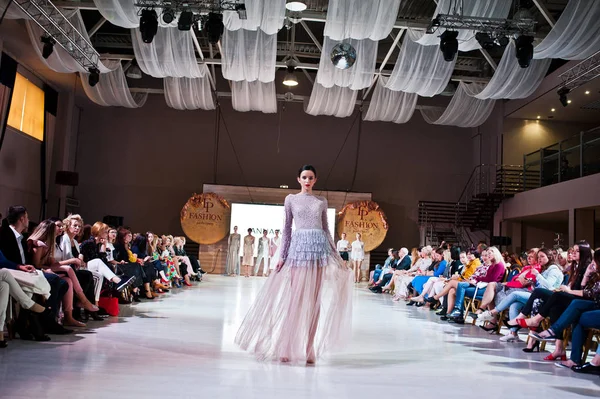 Ternopil, Ukrayna - 20 Mayıs 2018: Podolyany tasarımcıları moda haftası. Anna grubu koleksiyon ilkbahar/yaz 2018-2019 sunu pist modelleri yürümek. 