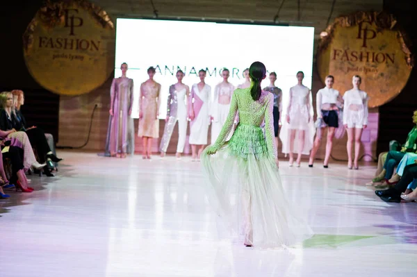 Ternopil, Ukrayna - 20 Mayıs 2018: Podolyany tasarımcıları moda haftası. Anna grubu koleksiyon ilkbahar/yaz 2018-2019 sunu pist modelleri yürümek. 