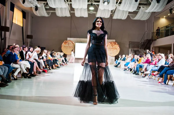 Ternopil, Ukrayna - 20 Mayıs 2018: Podolyany tasarımcıları moda haftası. Lidia Yanitska koleksiyon ilkbahar/yaz 2018-2019 sunu pist modelleri yürümek. 