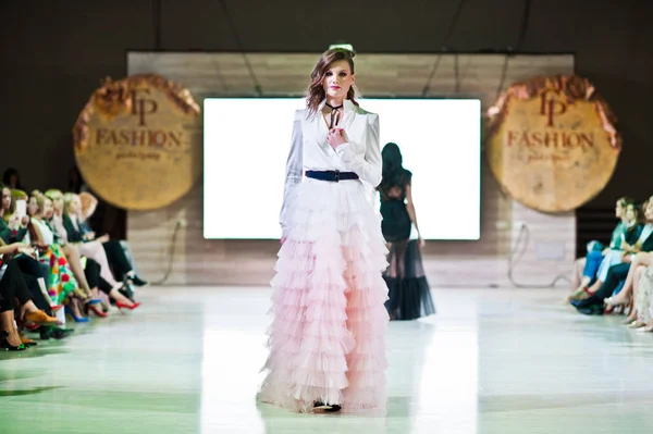 Ternopil, Ukrayna - 20 Mayıs 2018: Podolyany tasarımcıları moda haftası. Lidia Yanitska koleksiyon ilkbahar/yaz 2018-2019 sunu pist modelleri yürümek. 