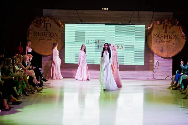 Ternopil, Ukrayna - 20 Mayıs 2018: Podolyany tasarımcıları moda haftası. Lidia Yanitska koleksiyon ilkbahar/yaz 2018-2019 sunu pist modelleri yürümek. 