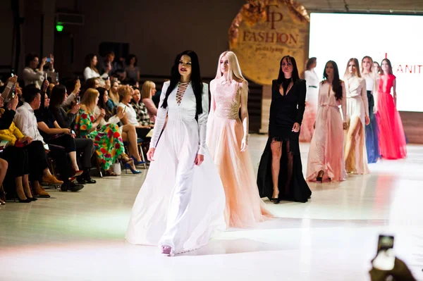 Ternopil, Ukrayna - 20 Mayıs 2018: Podolyany tasarımcıları moda haftası. Lidia Yanitska koleksiyon ilkbahar/yaz 2018-2019 sunu pist modelleri yürümek. 