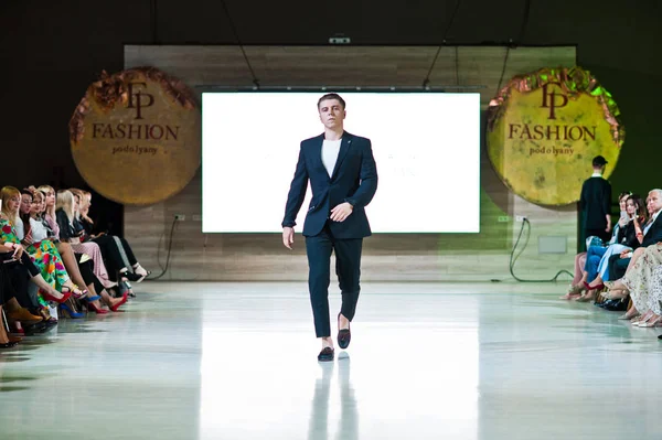 Ternopil, Ukrayna - 20 Mayıs 2018: Podolyany tasarımcıları moda haftası. Modelleri yürümek Andre Tan pist adam koleksiyon ilkbahar/yaz 2018-2019 sunu. 