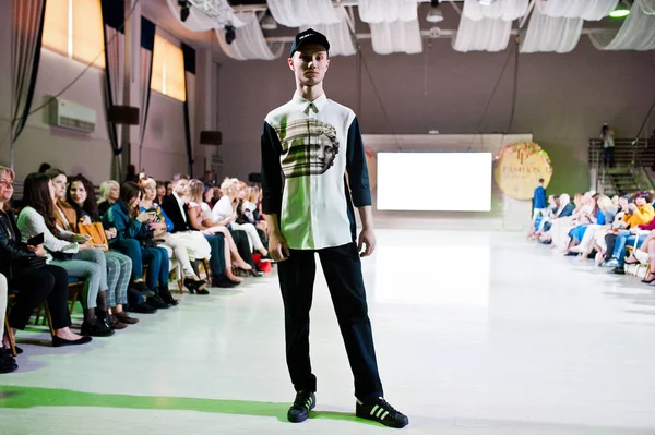 Ternopil, Ukrayna - 20 Mayıs 2018: Podolyany tasarımcıları moda haftası. Modelleri yürümek Andre Tan pist adam koleksiyon ilkbahar/yaz 2018-2019 sunu. 