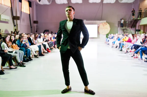 Ternopil, Ukrayna - 20 Mayıs 2018: Podolyany tasarımcıları moda haftası. Modelleri yürümek Andre Tan pist adam koleksiyon ilkbahar/yaz 2018-2019 sunu. 