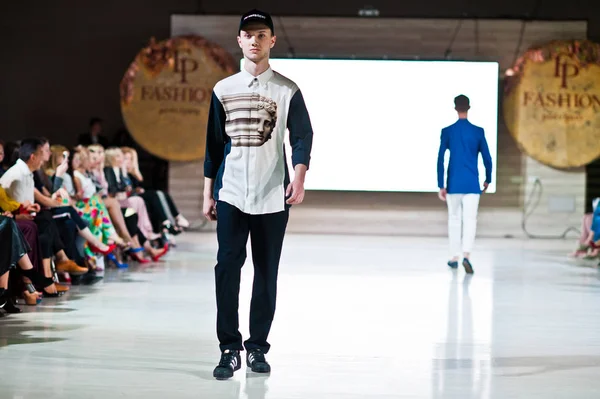 Ternopil, Ukrayna - 20 Mayıs 2018: Podolyany tasarımcıları moda haftası. Modelleri yürümek Andre Tan pist adam koleksiyon ilkbahar/yaz 2018-2019 sunu. 