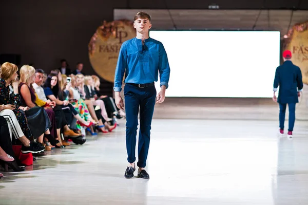Ternopil, Ukrayna - 20 Mayıs 2018: Podolyany tasarımcıları moda haftası. Modelleri yürümek Andre Tan pist adam koleksiyon ilkbahar/yaz 2018-2019 sunu. 
