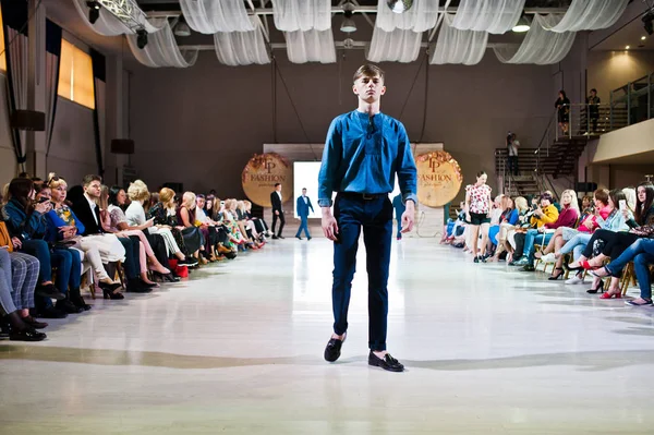 Ternopil, Ukrayna - 20 Mayıs 2018: Podolyany tasarımcıları moda haftası. Modelleri yürümek Andre Tan pist adam koleksiyon ilkbahar/yaz 2018-2019 sunu. 