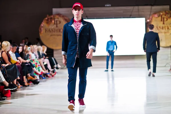 Ternopil, Ukrayna - 20 Mayıs 2018: Podolyany tasarımcıları moda haftası. Modelleri yürümek Andre Tan pist adam koleksiyon ilkbahar/yaz 2018-2019 sunu. 