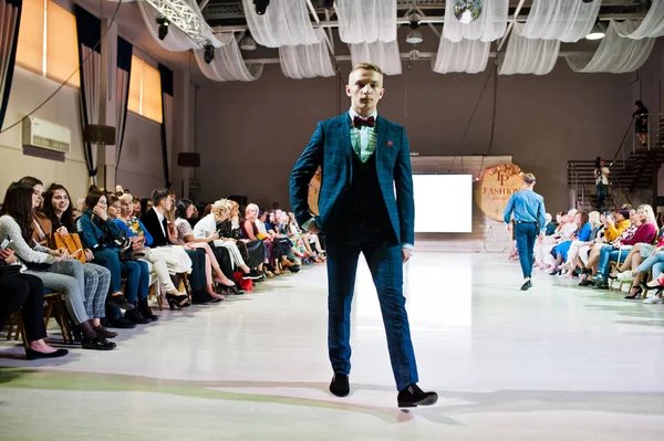 Ternopil, Ukrayna - 20 Mayıs 2018: Podolyany tasarımcıları moda haftası. Modelleri yürümek Andre Tan pist adam koleksiyon ilkbahar/yaz 2018-2019 sunu. 