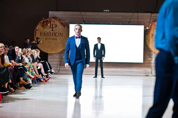 Ternopil, Ukrayna - 20 Mayıs 2018: Podolyany tasarımcıları moda haftası. Modelleri yürümek Andre Tan pist adam koleksiyon ilkbahar/yaz 2018-2019 sunu. 