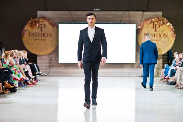 Ternopil, Ukrayna - 20 Mayıs 2018: Podolyany tasarımcıları moda haftası. Modelleri yürümek Andre Tan pist adam koleksiyon ilkbahar/yaz 2018-2019 sunu. 