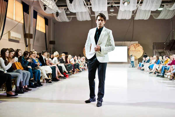 Ternopil, Ukrayna - 20 Mayıs 2018: Podolyany tasarımcıları moda haftası. Modelleri yürümek Andre Tan pist adam koleksiyon ilkbahar/yaz 2018-2019 sunu. 