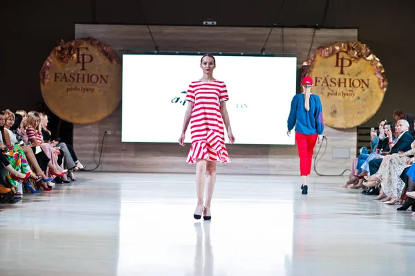 Ternopil, Ukrayna - 20 Mayıs 2018: Podolyany tasarımcıları moda haftası. Andre Tan Atan koleksiyon ilkbahar/yaz 2018-2019 sunu pist modelleri yürümek. 
