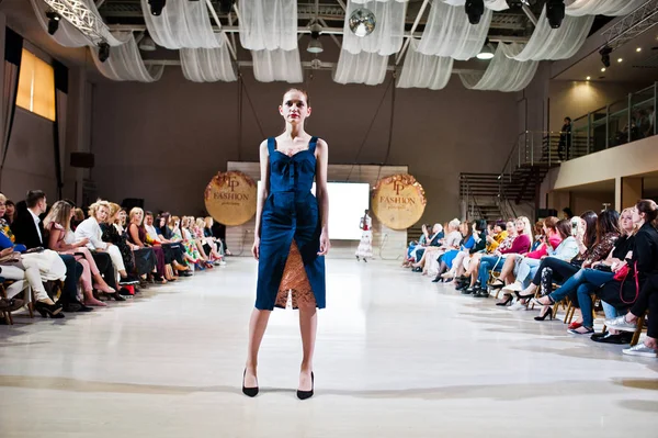 Ternopil, Ukrayna - 20 Mayıs 2018: Podolyany tasarımcıları moda haftası. Andre Tan Atan koleksiyon ilkbahar/yaz 2018-2019 sunu pist modelleri yürümek. 