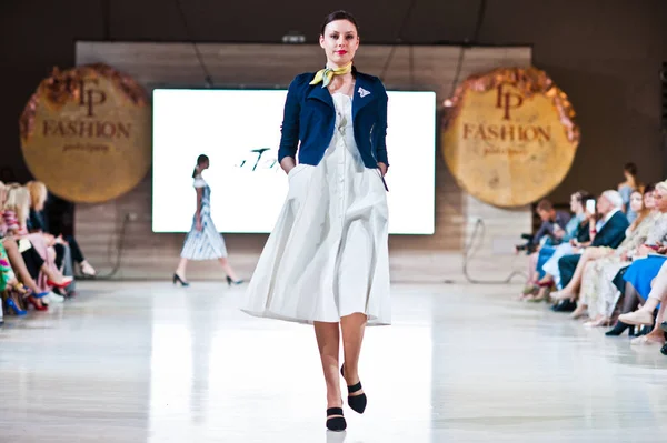 テルノーピリ ウクライナ 2018 Podolyany のデザイナー ファッション ウィーク モデルはアンドレ Atan コレクション — ストック写真