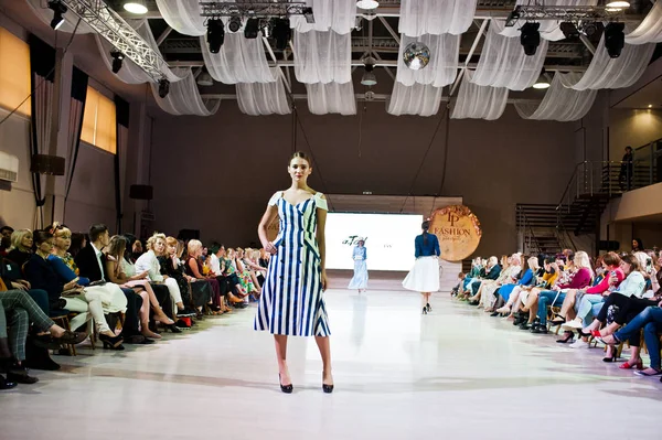 Ternopil, Ukrayna - 20 Mayıs 2018: Podolyany tasarımcıları moda haftası. Andre Tan Atan koleksiyon ilkbahar/yaz 2018-2019 sunu pist modelleri yürümek. 