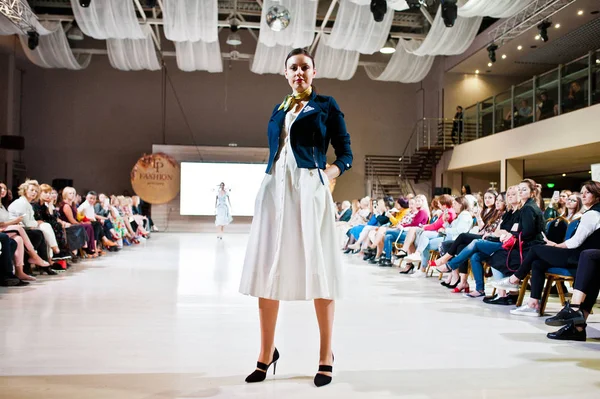 Ternopil, Ukrayna - 20 Mayıs 2018: Podolyany tasarımcıları moda haftası. Andre Tan Atan koleksiyon ilkbahar/yaz 2018-2019 sunu pist modelleri yürümek. 