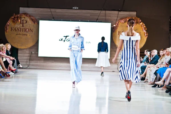 Ternopil, Ukrayna - 20 Mayıs 2018: Podolyany tasarımcıları moda haftası. Andre Tan Atan koleksiyon ilkbahar/yaz 2018-2019 sunu pist modelleri yürümek. 