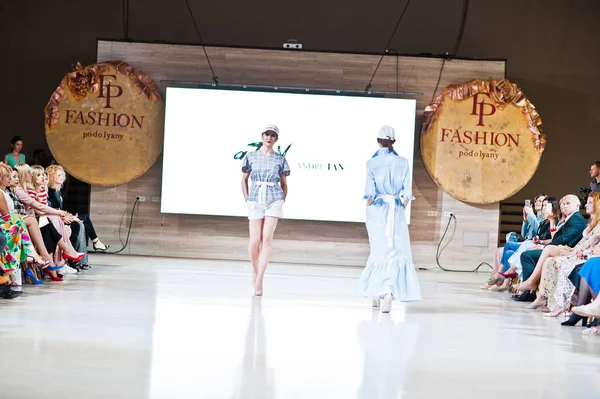 Ternopil, Ukrayna - 20 Mayıs 2018: Podolyany tasarımcıları moda haftası. Andre Tan Atan koleksiyon ilkbahar/yaz 2018-2019 sunu pist modelleri yürümek. 