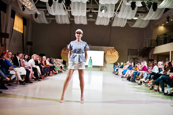 Ternopil, Ukrayna - 20 Mayıs 2018: Podolyany tasarımcıları moda haftası. Andre Tan Atan koleksiyon ilkbahar/yaz 2018-2019 sunu pist modelleri yürümek. 