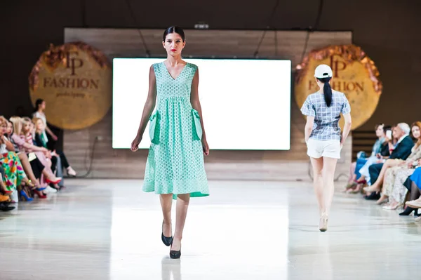 Ternopil, Ukrayna - 20 Mayıs 2018: Podolyany tasarımcıları moda haftası. Andre Tan Atan koleksiyon ilkbahar/yaz 2018-2019 sunu pist modelleri yürümek. 