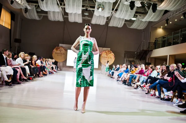 Ternopil, Ukrayna - 20 Mayıs 2018: Podolyany tasarımcıları moda haftası. Andre Tan Atan koleksiyon ilkbahar/yaz 2018-2019 sunu pist modelleri yürümek. 