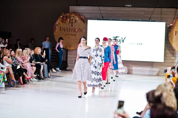 Ternopil, Ukrayna - 20 Mayıs 2018: Podolyany tasarımcıları moda haftası. Andre Tan Atan koleksiyon ilkbahar/yaz 2018-2019 sunu pist modelleri yürümek. 